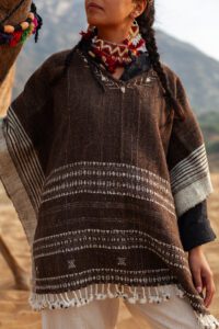 poncho-kaftan-wool-front-desert-closeup